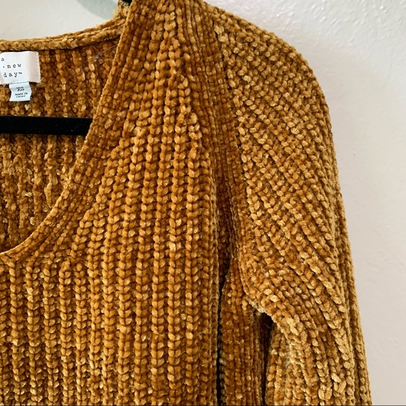 Preloved A New Day Cozy Sweater - Picture 4 of 10